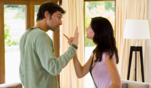 estelionato sentimental de casal brigando