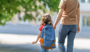criança indo para escola