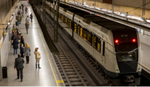 passageiros esperando metrô